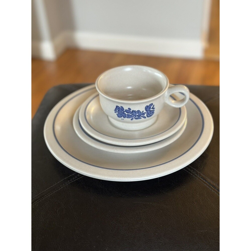 Vintage Pfaltzgraff YORKTOWNE Stoneware TWO - 4-Piece Place Settings Plates/cup - Picture 4 of 6